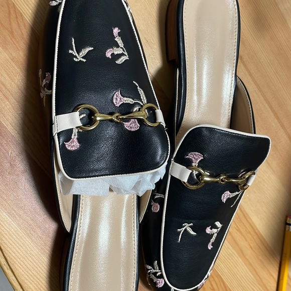 too small i have wide feet - Picture 1 of 3